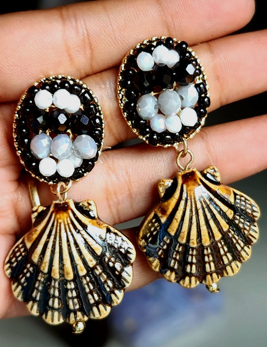 Black bread shell earrings brass