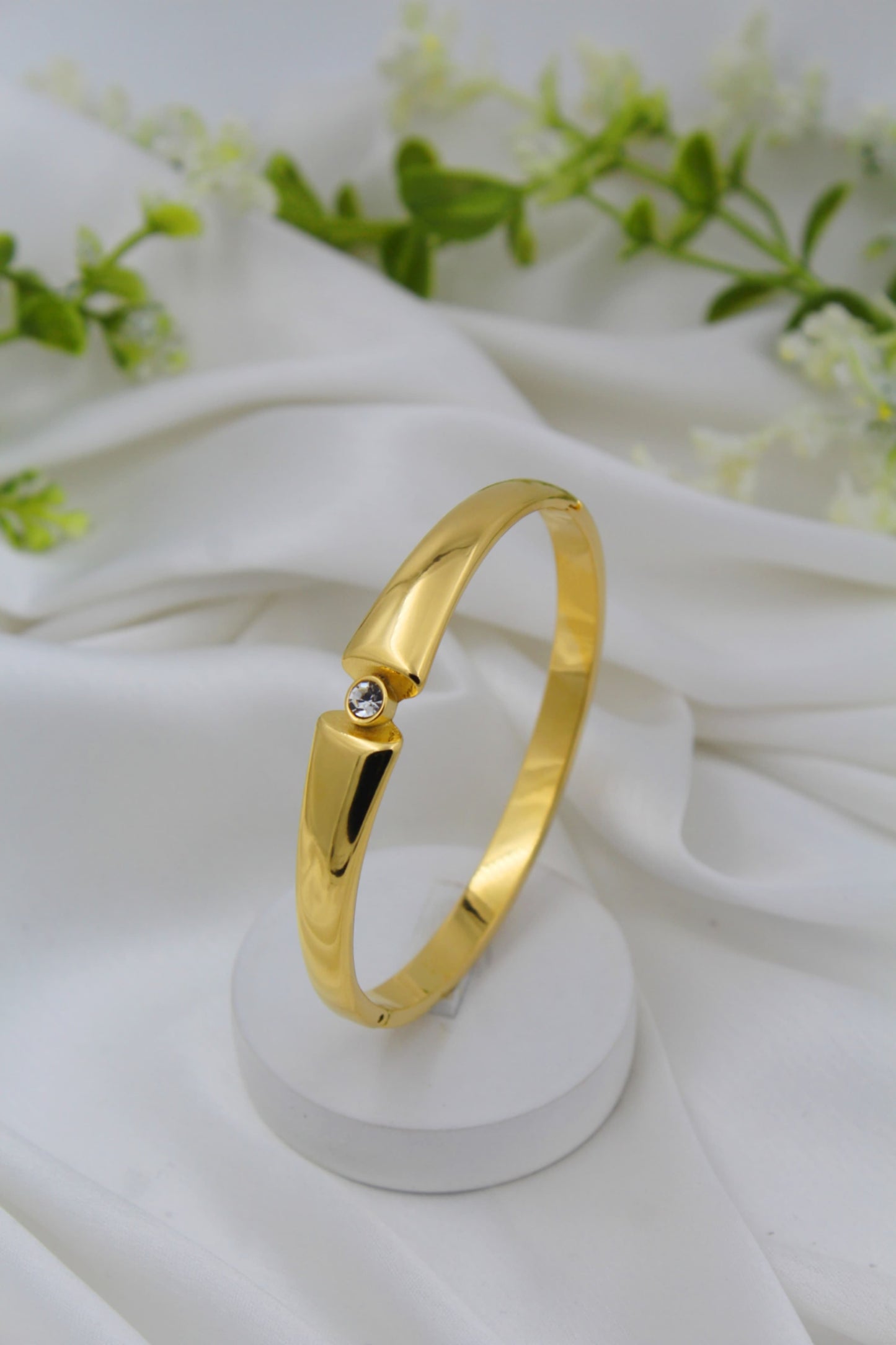 Single Stud Alia Gold polished Bracelet