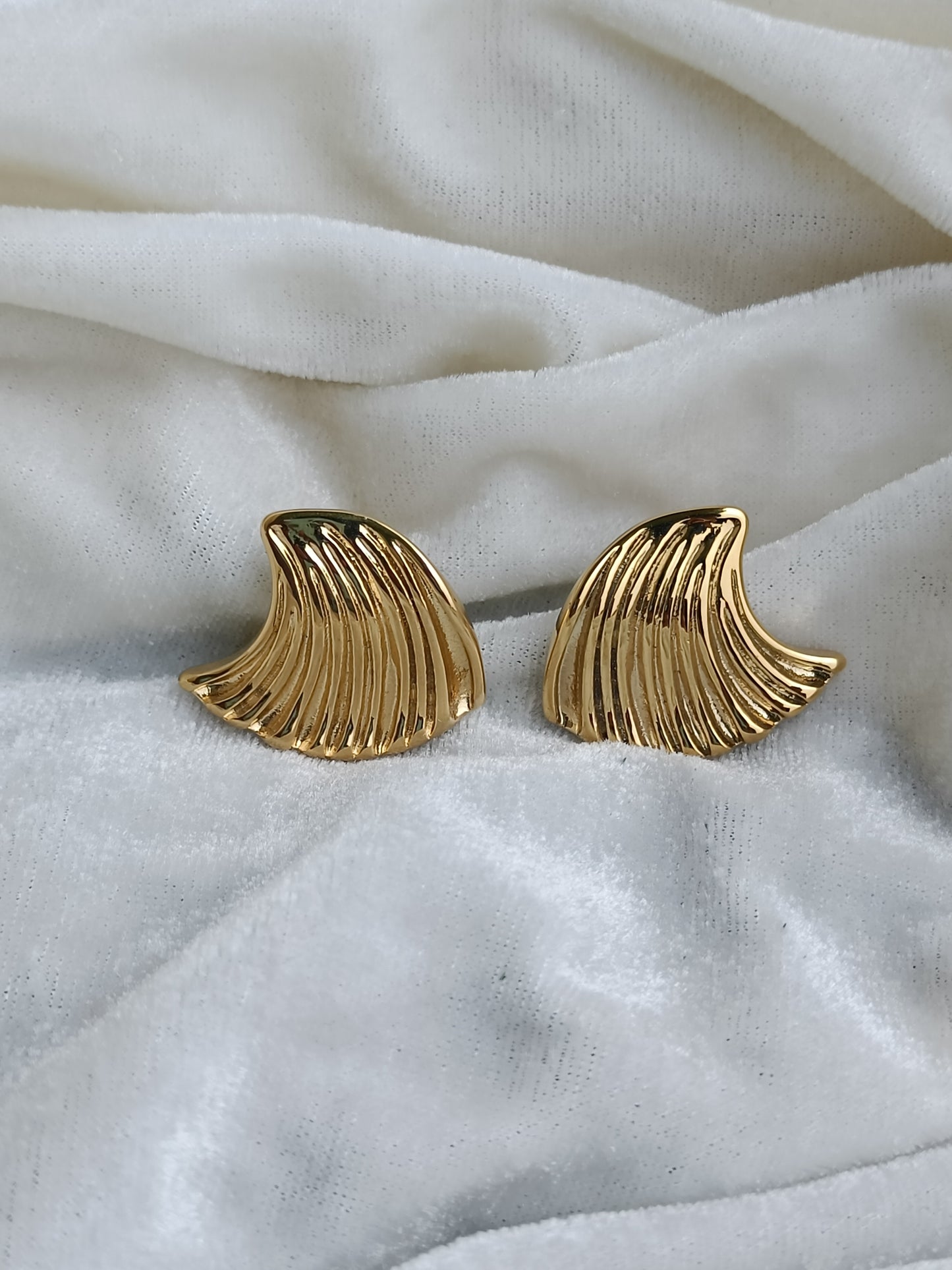 Swirly Drop - trending Stud Earring for chunky / casual wear