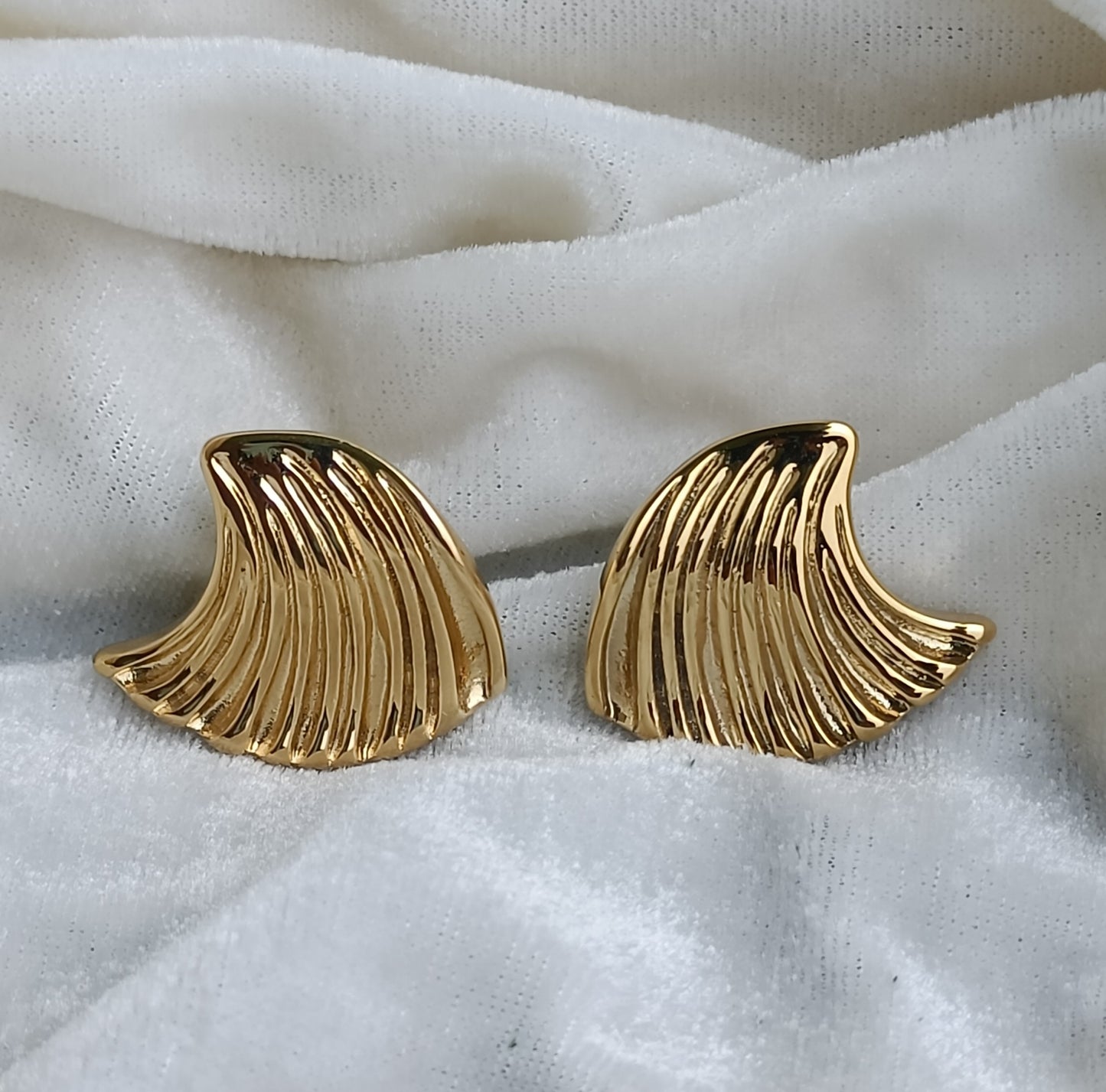 Swirly Drop - trending Stud Earring for chunky / casual wear